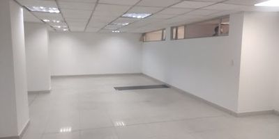 Local comercial ubicado en una zona de importante crecimiento, muy cerca a la carrera 13 y a la estación de Transmilenio de la calle 57. Marcas por la zona Panamericana, Koaj, Batta, Tostao, Dollarcity.