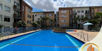 Apartamento en venta en Parque de la 93 (La Samaria)

Detalles del Apartamento
 (73 m², Piso 1) 
 Área: 73 m² construidos.
 Distribución: 3 habitaciones y 2 baños.
 Balcones (Doble):
Balcón extragrande privado en la habitación principal (Exclusivo por ser primer piso).
Balcón tradicional en la sala comedor.
 Espacios: Sala comedor y cocina semintegral.
 Servicio: Cuarto de zona de ropas independiente.
 Estacionamiento: Incluye parqueadero privado.
 Condiciones: Excelente iluminación natural y alta privacidad.

Características del Conjunto y Entorno 
 Ubicación: Sector de La Samaria (Conjunto Parque de la 93), zona de gran desarrollo y alta valorización.
Amenidades Exclusivas:
 Piscina comunal.
 Salón de eventos.
 Parque infantil.
 Seguridad: Cuenta con seguridad privada 24/7.
Accesibilidad: Ubicación privilegiada con fácil acceso a vías y transporte.
 Servicios Cercanos: Acceso fácil a tiendas, panaderías, supermercados y clínicas