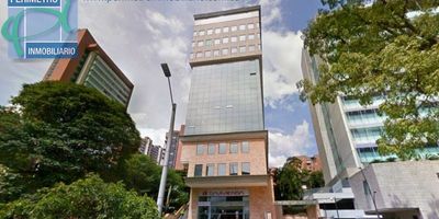 Oficina para arriendo de 55,43 metros cuadrados con aire acondicionado central, cocineta, dos espacios y una celda de parqueo cubierta sencilla. Está ubicada en Edificio en el sector Milla de Oro, con portería de 7 a.m. a 7 p.m. de lunes a viernes y los sábados de 7 a.m. a 1 p.m, 93 parqueaderos  para visitantes distribuidos en 7 sótanos, salón social en piso 14, baños en zonas comunes y 3 ascensores. Ubicado en sector con cercanía al Parque del Poblado, a Centros Comerciales como Oviedo, Santa Fe, San Fernando Plaza y el Mall La Strada entre otros, a bancos, notarías; a la Universidad Eafit; a Colegios como el San José de las Vegas; a Estaciones como El Poblado y Aguacatala del Sistema Metro y por quedar sobre Avenida El Poblado, cuenta con facil acceso a transporte público y Rutas Integradas al Sistema Metro. El canon de arrendamiento incluye la cuota de administración, que a su vez comprende los servicios de acueducto y saneamiento. Al momento no se le debe sumar el IVA del 19 porci