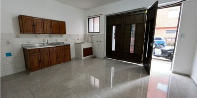 Apartaestudio en buen sector de Envigado, con cuarto independiente, 1 baños, cocina intergral y zona de ropas. Cerca al parque principal de Envigado, con buen transporte publico. Codigo Inmobiliario. 9617716
