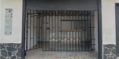 Excelente oportunidad de inversión en La Ceja, Antioquia. Este local comercial cuenta con una ubicación privilegiada en una zona de alta demanda y crecimiento, lo que lo convierte en una excelente opción para iniciar o expandir tu negocio.

Con una amplia área construida de 39 M2, este local ofrece un espacio cómodo y funcional para desarrollar cualquier tipo de actividad comercial. Además, cuenta con 1 baño, perfecto para satisfacer las necesidades de tus clientes y empleados.

En cuanto a sus características internas, este local cuenta con todos los servicios básicos necesarios para garantizar un funcionamiento óptimo, como agua y electricidad. Además, su suelo de cerámica o mármol le brinda un aspecto moderno y elegante. También cuenta con un depósito, ideal para almacenar cualquier tipo de material o mercancía.

Pero sin duda, una de las principales ventajas de este local es su ubicación externa. Con acceso pavimentado, este local se encuentra en una zona estratégica, cercana a la zona urbana y cerca del parque principal. Además, cuenta con facilidad de acceso al transporte público, lo que garantiza una constante afluencia de clientes potenciales.

Otro aspecto a destacar de la ubicación de este local es su cercanía a zonas comerciales, lo que le garantiza una alta visibilidad y una amplia oferta de servicios y productos alrededor. También cuenta con bahías de parqueo, lo que facilita el acceso de tus clientes en cualquier momento del día.

Además de su ubicación privilegiada, este local cuenta con una excelente iluminación natural durante todo el día, lo que lo hace ideal para desarrollar actividades comerciales que requieran de una buena exposición. También cuenta con luz en la mañana y en la tarde, lo que permite una mayor versatilidad en el horario de atención de tu negocio.

En resumen, este local comercial en La Ceja es una oportunidad única para hacer crecer tu negocio y convertirlo en un referente en la zona. No pierdas