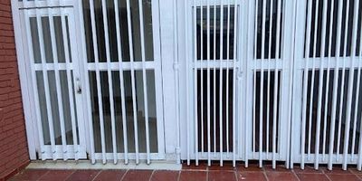 Amplia, cómoda e iluminada casa ubicada en excelente sector norte de la ciudad. Permite actividades como oficinas administrativas, de seguridad, temporales, jardin infantil, academias, consultorios médicos, etc. Dispone de excelentes acabados, Luz y ventilación natural. Con capacidad para 5 vehiculos, En Planta baja cuenta con Cocina integral, comedor principal y auxiliar. Cuarto de servicio con baño. Sala principal y Sala de estar. baño social. Patio con jardín interior en tierra, Zona de lavandería independiente, área para depósito y kiosko techado con piso en baldosa. Planta superior Hall de alcobas, dos habitaciones con baño privado, tres con baño compartido todas con cómodos closet. Estudio o Biblioteca. SE PUEDEN AGENDAR CITAS HASTA EL 29 DE NOVIEMBRE