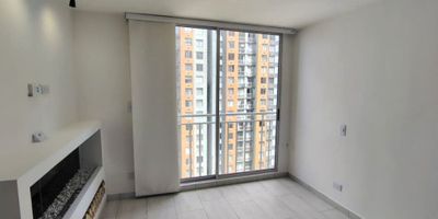 Lindo apartamento, de vista exterior, de 32 M2, ubicado en piso 9 con excelente iluminación natural, cuenta con hall de acceso, sala comedor, chimenea, dos alcobas con closet, pisos en cerámica, un baño y cocina integral a gas. El conjunto cuenta con salón comunal, parque infantil, terraza comunal, zona BBQ, vigilancia 24/7, citófono, ascensor y CCTV. Cerca a Calle 6, Avenida Calle 3ra, Carrera 50, Avenida Carrera 30, parque público Primavera, Transmilenio, rutas del Sitp y zona residencial.