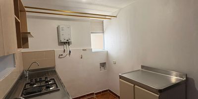 Se arrienda aparta estudio , segundo piso 
calentador a gas , cocina integral , portería las 24h, sala comedor, ventanal. con cercanía al parque de Boston y villa hermosa. 