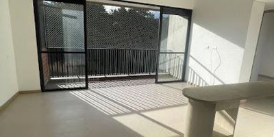 Se renta hermoso apartamento en Rionegro sector barro blanco, piso diez, unidad cerrada, gimnasio, juegos infantiles, zona de lavandería, cerca al aeropuerto, mall comercial , supermercados y transporte publico. El apartamento cuenta con tres habitaciones, dos baños uno privado y otro social, sala comedor, zona de ropas, cocina integral, parqueadero privado, y cuarto útil 