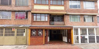 Vendemos casa de tres pisos en excelente ubicación y con amplios espacios; el primer nivel cuenta con sala-comedor independiente, cocina sencilla, 1 habitación, 1 baño, parqueadero cubierto y patio, ene l segundo nivel encontramos sala-comedor con balcón, cocina, 2 habitaciones y 1 baño, tercer nivel con aparta estudio independiente ( sala-comedor, cocina, 1 habitación y 1 baño), adicionalmente cuanta con una espaciosa terraza y plancha para el 4 piso; cuenta con salida al parque, vías de acceso a la Av. Rojas, Av. Boyacá y Av. 68, lo que permite acceder a buen transporte público.