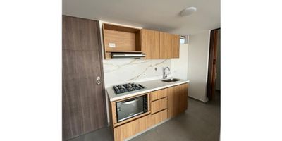 Apartamento para estrenar de aproximadamente 61 metros cuadrados, tiene 2 habitaciones la principal con Vestier y la auxiliar con clóset, 2 baños, sala comedor, cocina integral con red de gas, balcón y zona de ropas. La unidad cuenta con portería 24 horas, piscina, turco, gimnasio, parque infantil, cancha de vóley playa, cancha polideportiva, zona BBQ y salón social.
Cerca del Seminario Mayor de Medellín

