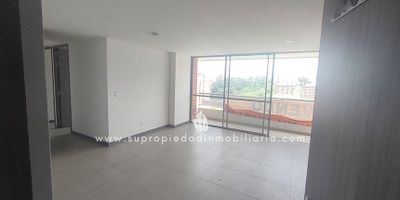 Apartamento en arriendo en Viviendas del Sur, Itaguí.
Este cómodo apartamento está ubicado cerca del sector de las Chimeneas, cuenta con un área aproximada de 77 m2, 3 habitaciones, la principal con baño y clóset, en total son 2 baños, closet en la segunda y tercera habitación, piso en porcelanato, cocina integral, red de gas y calentador. Parqueadero cubierto y cuarto útil. La unidad cuenta con ascensor, parqueadero para visitantes, portería 24 horas, citofonia, gimnasio, piscina, salón comunal, gimnasio a aire libre, shut de basuras, juegos infantiles zona BBQ, sala de juegos y sala infantil, sala de espera, circuito cerrado de TV, Canchas Deportivas. Queda cerca del colegio Divino Salvador, del instituto misionero de la Divina Redención, del colegio el Carpintero, del supermercado Justo y Bueno. Contáctanos!!! y encuentra con nosotros el inmueble que buscas.