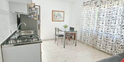 ¡No te pierdas la oportunidad de vivir en el lugar perfecto de la ciudad de Cali! ¡En el barrio San Fernando Nuevo! Con una ubicación envidiable, este apartamento está cerca de todo lo que necesitas: clínicas: (clínica vida) edificio de colores, Imbanaco, hospital universitario, restaurantes, transporte público, panaderías, Academias de baile, centros comerciales y más. Además, cuenta con todas las comodidades que necesitas, incluyendo amueblamiento completo y servicios incluidos en el precio de alquiler. Y lo mejor de todo es que ofrecemos opciones de precios accesibles para amoblados de dos ambientes, desde $950.000 (con ventilador) hasta $1.600.000 (con aire acondicionado). para obtener más información y reservar tu lugar en este apartamento increíble. No te arrepentirás
