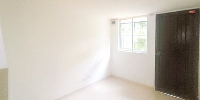 Cómoda casa unifamiliar ubicada en el sector de robledo santa maría, nos ofrece una área aproximada de 60 metros, sala comedor, 2 alcobas, 1 closets, cocina integral, red de gas, 2 baños, balcón, piso en cerámica unidad abierta, parqueadero propio cubierto