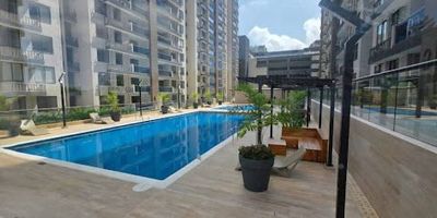 Apartamento para estrenar en venta, ubicado en primer piso de edificio estrato 5 con ascensor, shut de basura, planta eléctrica y parqueadero privado. Cuenta con 56,49 m² más patio trasero de 9,85 m², 2 habitaciones, 2 baños y estudio. El edificio ofrece una experiencia tipo resort con lobby, recepción, coworking, salas VIP, zona BBQ, piscina para adultos y niños, gimnasio, yoga studio, game zone, kids zone, sky bar, sauna, turco, jacuzzi, simulador deportivo, art studio, pet place, jardín de meditación, senderos peatonales y más. Seguridad 24/7 y parqueadero de visitantes. Ideal para quienes buscan confort, modernidad y estilo de vida.