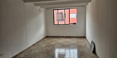 hermoso apartamento recién remodelado ubicado en un cuarto piso si ascensor, consta de sala, comedor, cocina integral, zona de oficios, 3 alcobas cada una con closet, un baño, closet de linos, el apartamento es fresco e iluminado, la unidad tiene portería 24 horas, parqueadero, excelente vías de acceso.  