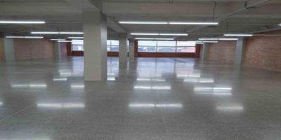 Codigo 29096. Oficina en arriendo ubicado en Medellin sector GuayabalCaracterísticas:• Área total: 196,45 m²• 1 nivel de planta abierta• 2 baños comunes + 1 baño privado• Cocineta• Puerta vidriera y acceso peatonal independiente• Altura: 4 m• 3 parqueaderos privados• 4 parqueaderos de visitantes• 2 ascensores• Estado: usado, excelente conservaciónDescripción:Funcional oficina de 196 m² estratégicamente ubicada en el sector Guayabal, a pocos minutos de la estación del Metro El Poblado, la Terminal del Sur y la Avenida Guayabal. Su diseño abierto y modular permite adaptar fácilmente los espacios a distintos tipos de operación —ideal para oficinas corporativas, call centers o centros de control—.El inmueble ofrece excelente iluminación natural, buena ventilación y una altura de 4 m que aporta amplitud. Cuenta con parqueaderos privados y de visitantes, además de una ubicación privilegiada que facilita el acceso tanto a empleados como a clientes. Entorno:– A 5 minutos de la estación del Metro El Poblado– Cercano a la Calle 10 y la Terminal del Sur– Comercio, restaurantes y servicios en la zona– Fácil acceso hacia El Poblado y vías principalesZonas y beneficios:Seguridad permanente, excelente conectividad y entorno empresarial consolidado. Ideal para empresas que buscan una ubicación céntrica, amplia y estratégica para el desarrollo de sus actividades.Canon: $14.512.050 (incluye IVA)