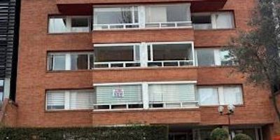 Vendo Apto dúplex de 3 alcobas 3 baños, cuarto de servicio con baño, cocina, sala, comedor, terraza, 2 parqueaderos. Vigilancia 24/7. Cercano a zona comercial y ejecutiva de chapinero y country , a universidades. Facilidad de transporte público, y vías de acceso.