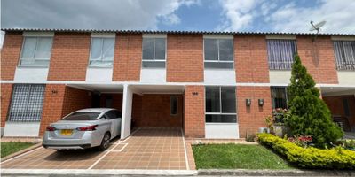 Casa nueva para estrenar en venta ubicada en el Condominio Residencial Rincon de las Flores II, una zona exclusiva, segura y de alta valorización. La propiedad cuenta con 3 alcobas  con clóset, 3 baños de lujo, sala-comedor, cocina integral con mesón en cuarzo y patio interior. La unidad ofrece amplias zonas verdes y un ambiente familiar tranquilo, ideal para disfrutar de confort y calidad de vida. Su ubicación es estratégica, cerca a centros comerciales como Olímpica y El Batallón, además de contar con fácil acceso a vías principales y servicios esenciales. La propiedad cuenta con Piscina, parqueadero para visitantes, salon social y zona infantil.
