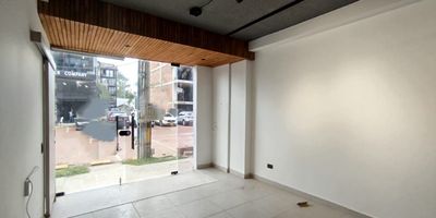 Local en arriendo en el Mall de Llano Grande!
Ubicado en uno de los sectores mas exclusivos y de mayor desarrollo de Rionegro, este moderno local ofrece excelente visibilidad, amplia vitrina y acabados de primera calidad.
Ideal para consultorios, oficinas o marcas que buscan proyeccion y elegancia, en un entorno comercial de alto nivel, rodeado de reconocidas marcas y con facil acceso y parqueaderos para clientes.
Disfruta de un espacio funcional, contemporaneo y en la mejor ubicacion de Llano Grande.
Que espera para agendar tu cita hoy mismo!
