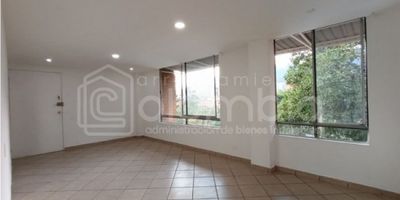 Apartamento en Venta El Dorado - Envigado; con 3 habitaciones, 3 clósets, 2 baños completos, alcoba del servicio,  sala, comedor, cocina integral, ventanal, red de gas natural y zona de ropas. 1 Parqueadero cubierto privado. Área privada de 71.48m². Piso 4. sin ascensor. 

Estrato 4.
Administracion: $ 360.000
Impuesto Predial: $

Urbanización Cerrada, portería 24 horas, parqueadero de visitantes, zonas comunes y sociales, zonas verdes, zonas deportivas, cerca a la Avenida El Poblado, cancha El Dorado, Parque Principal de Envigado, excelente rutas de transporte público, parques, Iglesias y supermercados.

Para más información, ¡Comunícate Ahora!

*NOTA ACLARATORIA: Puede haber diferencias en las áreas suministradas en esta publicación, al momento de la negociación se deben verificar por escrituras públicas debidamente registradas
