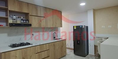 Presentamos este impresionante apartamento de 80 m², ubicado en el exclusivo barrio de San Isidro, en el corazón de Itagüí. Prepárate para vivir en un espacio moderno y funcional, diseñado para brindarte la máxima comodidad.
Con 2 amplias alcobas, este apartamento te ofrece el espacio ideal para disfrutar de tu privacidad y descanso. El piso en cerámica, la cocina integral y el calentador te proporcionarán un ambiente acogedor y eficiente.
Disfruta de la conveniencia del transporte público a tu alcance y la seguridad del citófono. La sala-comedor te invita a relajarte y entretener a tus invitados en un ambiente elegante y luminoso.
¿Buscas un estilo de vida equilibrado entre la comodidad y la ubicación privilegiada? ¡Este apartamento en San Isidro, Itagüí, es la respuesta perfecta! Contacta ahora.