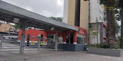 Hermoso apartamento en Conjunto Cerrado Fonderella ? Ibagué, sector El Salado

Se vende lindo apartamento ubicado sobre la Avenida Ambalá, una de las vías principales de la ciudad, con excelente acceso al transporte público y cercano a todo lo que necesitas: Universidad Cooperativa, supermercados, comercios y más.

El apartamento, de 60 m², se encuentra en el piso 7 y ofrece una agradable vista interior, ideal para quienes buscan tranquilidad y comodidad. Cuenta con amplia sala comedor con balcón, cocina integral, patio de ropas, 3 acogedoras alcobas, 2 baños y parqueadero cubierto.

El Conjunto Fonderella brinda un entorno familiar y seguro, con excelentes zonas sociales para disfrutar: piscina, salón de reuniones, canchas deportivas y parqueadero para visitantes.

Una excelente opción para vivir o invertir en una zona de alta valorización.