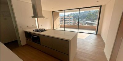 Apartamento en venta y arriendo de 85 m² ubicado en El Retiro, Antioquia.
Cuenta con 2 habitaciones, 2 baños, cocina integral, zona de ropas, sala-comedor con balcón, garaje privado y excelente distribución.

La unidad ofrece portería 24/7, jacuzzi, piscina, turco, sauna y espacio de coworking.

Excelente ubicación en El Retiro, cerca de zonas comerciales, naturaleza y vías de acceso.

? Valor venta: $780.000.000 (negociables)
? Canon de arriendo: $3.000.000

? ¡Recuerda que te ayudamos en todo el proceso de tu crédito de vivienda!
