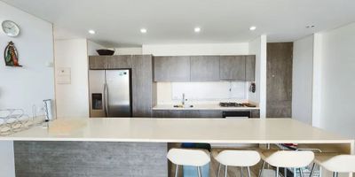 Para mayor información escribanos vía WhatsApp y uno de nuestros agentes inmobiliarios te atenderá.
Cuenta con 3 habitaciones (Walk In Closet en la habitación principal), 2 baños completos (baño social y baño privado en la habitación principal), medio baño social, y 1 cuarto de servicio con baño completo, para un total de 4 habitaciones y 3 baños y medio, cocina integral, sala – comedor, 2 balcones (uno en la habitación principal y otro en el área de sala comedor), zona de ropas, estudio, aires acondicionados en cada cuarto, en sala comedor y en el estudio, además de 2 parqueaderos, 2 depósitos y una inmejorable vista al gran canal de Serena del Mar.
Se renta amoblado, tal cual se ve en las fotos.
Esta ubicado en Burano, un proyecto rodeado de mucha vegetación, y zonas comunes como: Piscina, jacuzzi, cancha múltiple, sauna, turco, amplias zonas verdes, gym, salón de juegos, salón social, parque infantil, y zona de BBQ.
