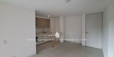 Apartamento en arriendo en  Prados De Sabaneta. 
Este cómodo inmueble cuenta con un área de 68m2, 3 habitaciones, la principal con baño y Vestier, baño social, cocina integral, barra, balcón, piso en cerámica y madera laminada, sala-comedor, zona de ropa, calentador de paso. parqueadero privado cubierto y cuarto útil. La unidad cuenta con ascensor, parqueadero para visitantes, portería 24 horas, citofonia, gimnasio, piscina, salón comunal, Sauna y/o turco, jacuzzi, shut de basuras, zonas verdes, zona para mascotas, juegos infantiles, pista de trote o senderos y sala de espera. Cerca de la avenida las vegas, parque de Sabaneta, euro de Sabaneta, la autopista. Excelentes rutas de transporte, facilidad de acceso, a solo 100mts de la estación del metro de la Estrella.  Contáctanos!!! y encuentra con nosotros el inmueble que buscas.