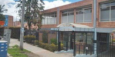 Espectacular casa ubicada en la barrio Suba Tibabuyes,  esta vivienda cuenta con 3 acogedoras habitaciones, un baño amplio y funcional, cocina semi integral, dentro de un conjunto cerrado y seguro, disfrutarás de tranquilidad y ambientes silenciosos, a solo unos pasos encontrarás supermercados, hospitales y un centro comercial, además de un fácil acceso al transporte público, para que moverte por la ciudad sea rápido y sencillo. Ven y siente la armonía de un lugar hecho para ti  donde cada espacio invita a vivir, respirar y disfrutar. Cualquier información adicional contáctenos al correo electrónico jose.pradainmobiliariabogota.com o al teléfono 3176609569. el equipo de inmobiliaria Bogotá está comprometido a brindar una experiencia de vida excepcional para nuestros clientes desde el momento  en que se unen a nuestra comunidad.