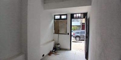 Area 13 M , 1 baño, primer piso