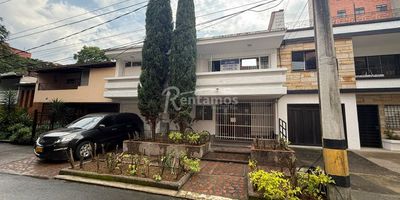 Local de dos niveles en arriendo en Medellín, Belén Alameda. Cerca de la av Bolivariana, fácil acceso. Con 341 m², 4 espacios, 5 baños, cocineta y balcón. Además, cuenta con parqueadero privado. ¡Agenda tu visita hoy mismo! Descubre más propiedades en: www.rentamospropiedadraiz.com Código:776617