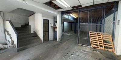Bodega en unidad cerrada con vigilancia 24 horas, tiene 340 m2 distribuidos en 3 niveles de los cuales los pisos 2 y 3 tienen espacio con piso en madera, cuenta con un baño en cada nivel, tiene energía trifásica, puerta camión y puerta peatonal, en su frente tiene espacio para estacionar vehículos, está unidad está sobre una vía que brinda salida a diferentes sectores de la ciudad, está cerca de un centro comercial y tiene fácil acceso a transporte público. El valor del canon es más IVA y tiene incluida la administración. 