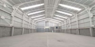 Bodega industrial y comercial ubicada en Palma Seca, dentro de una zona franca con vigilancia privada y un entorno empresarial de alto nivel. Su ubicación estratégica, cercana al Aeropuerto Internacional y al Puerto de Buenaventura, la convierte en un punto clave para operaciones logísticas, producción y distribución. El inmueble ofrece una infraestructura robusta, amplia capacidad de carga, excelentes alturas y un área administrativa moderna, ideal para acompañar procesos de expansión empresarial. Incluye rampa de cargue y descargue, cortinas manuales y acceso cercano a parqueadero 24/7.

Características:
Terreno de 1,737.95 m² // Construcción de 1,580 m² // Altura mínima 10 m y máxima 13 m // Estrato 5 // 4 baños // 2 duchas // 1 orinal // 1 cocineta // Área administrativa moderna y espaciosa // Rampa de carga y descarga // Cortinas manuales // Vigilancia privada // Capacidad de carga concentrada de 15 toneladas // Carga uniforme distribuida de 25 toneladas // Ubicación estratégica en zona franca // Cercanía a parqueadero 24/7 // Ideal para expansión y operaciones de alto volumen
