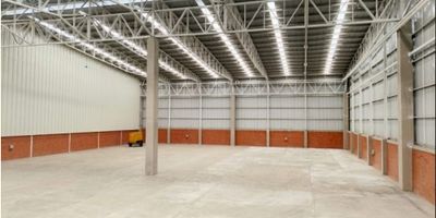 Bodega lista para operación en reconocido parque industrial de Palmira, con acceso inmediato a las principales vías del Pacífico y ubicada a solo un minuto del Aeropuerto Alfonso Bonilla Aragón. El espacio cuenta con amplia área operativa de 2.000 m², oficina para administración, entrada a nivel para tractomulas y una capacidad eléctrica instalada de 112 KVA, ideal para industrias que requieren alto consumo energético. Su ubicación estratégica facilita el flujo logístico hacia puertos, aeropuertos y corredores de comercio exterior.

Características:
Área de 2.000 m² // Oficina administrativa // Entrada a nivel para tractomulas // Capacidad eléctrica de 112 KVA // Ubicación estratégica a 1 minuto del Aeropuerto Alfonso Bonilla Aragón // Acceso inmediato a vías principales del Pacífico // Ideal para operación industrial y logística
