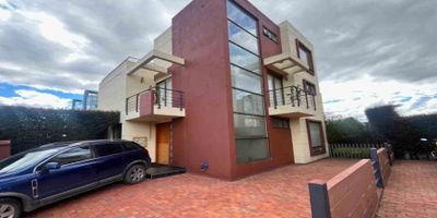 Codigo 19466. Exclusiva casa en conjunto cerrado de solo 8 viviendas, rodeada de amplias zonas verdes y un entorno natural tranquilo y seguro.Área construida: 241 m² | Área privada: 462 m²Esta hermosa propiedad ofrece una sala de doble ambiente, cocina abierta, bodega y zona de ropas independiente. Cuenta con tres habitaciones con baño privado, family room, dos balcones, y un espacio ideal para home office o habitación adicional. Además, dispone de terraza privada, cuarto de servicio, y entradas principal y auxiliar.Ubicada en un sector de alta valorización, con excelente conectividad hacia vías principales, colegios, universidades y centros comerciales. Un lugar ideal para vivir rodeado de naturaleza, comodidad y exclusividad.