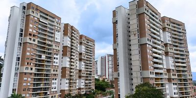 SE VENDE APARTAESTUDIO EN EL ANILLO VIAL – FLORIDABLANCA

Área: 40 m²
Piso alto – Estrato 5

Hermoso apartaestudio con excelente distribución, iluminación natural y una vista exterior privilegiada. Ideal para vivir o invertir.

Características del inmueble: Sala – comedor, Balcón con vista exterior, 1 habitación con closet y baño privado, 1 baño social, Cocina integral, Zona de ropas, Parqueadero cubierto y Bodega

Zona social del conjunto: Piscina para adultos, Piscina para niños, Piscina olímpica, Parque infantil, Gimnasio, Sauna, Turco, Salón social, Zona BBQ, Cancha múltiple, Amplias zonas verdes, 
Vigilancia 24 horas. 

Ubicado sobre el Anillo Vial en Floridablanca, sector de alta valorización y excelente conectividad.

Agenda tu visita hoy mismo y aprovecha esta gran oportunidad. Cod: 44