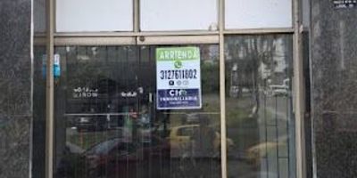 Local en arriendo – Pinares, Pereira. Amplio local de dos pisos, ubicado en el exclusivo sector, con excelente acceso y visibilidad. La propiedad cuenta con:
Cocineta. Baño. Zona de parque común. Vías de fácil acceso hacia todos los puntos de la ciudad. Ideal para oficinas, consultorios, tiendas boutique o cualquier tipo de negocio que busque una ubicación estratégica en una de las zonas más reconocidas de Pereira. Contáctanos para más información y agenda tu visita.