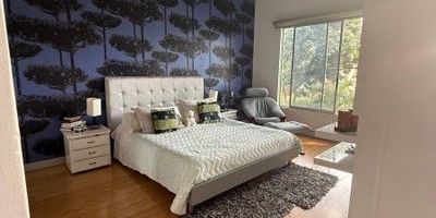 Esta hermosa Casa de dos pisos, esta distribuida en el Primer piso. Sala  - comedor, estudio, cocina integral con acabados modernos, baño social, cuarto de aseo, habitación de servicio, terraza y patio con zona verde, Jacuzzi terapéutico y bbq,  Segundo piso, 3 habitaciones con baño y aire acondicionado, balcones, estudio,  hall de alcobas, cortinas blackout eléctricas. Unidad con salón social, piscina y juegos para niños.