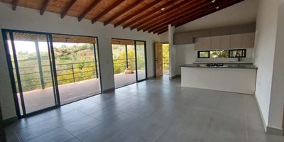 ¡VENDO FINCA PARA ESTRENAR en San Vicente - Antioquia! 

 Vereda San Antonio, antes del pueblo
A solo 10 minutos de la vía principal

 Detalles del lote y la propiedad:
	•	Área total: 3.500 m²
	•	Casa principal: 110 m²
	•	Deck con pérgola: 45 m²
	•	Parqueadero cubierto: 36 m² (para 2 vehículos)
	•	Zona de parqueo adicional para 6 o 7 carros más

 Entorno natural:
	•	Árboles frutales, nativos y pinos
	•	Hermoso laguito propio
	•	Opción para construir hasta 2 cabañas adicionales
	•	Parcelación cerrada con solo 5 propiedades

 Distribución de la casa:
	•	3 habitaciones (principal con baño y vestier)
	•	1 baño social
	•	Segunda habitación con clóset
	•	Zona de ropas

 Precio: $745 millones
 Se recibe vehículo en parte de pago
 Escritura pública