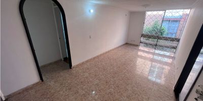 Apartamento en un segundo piso, via interior, consta de tres habitaciones con closet, dos baños con ducha eléctrica, sala-comedor iluminada, cocina cerrada y zona de lavandería. El conjunto residencial cuenta con zonas verdes, áreas infantiles, BBQ, salón social, parqueadero para visitantes y vigilancia 24 horas. Ubicado a pocos minutos del Centro Comercial Tintal Plaza, supermercados D1 y Ara, y cerca de las estaciones de Transmilenio Banderas y Tranvía 86. Con acceso rápido por la Av. de las Américas y la Cra. 86, es una excelente opción para vivir con comodidad y tranquilidad. 819-2597
