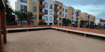 Apartamento en venta de 58m2, con vista exterior, en el Conjunto Residencial PORTOALEGRE 2,  ubicado en un 2do piso, acceso por escaleras. Consta de 3 habitaciones, 2 baños, sala comedor, balcón, cocina y zona de lavandería. Tiene piso cerámico en todas sus zonas. El conjunto cuenta con zonas verdes, zona para niños, salón social, cancha de fútbol, piscina y vigilancia privada las 24 horas. Cerca a centro comercial B Mall y Bochalema Plaza; cerca a almacenes de cadena como D1; cerca a colegio Sagrado Corazón de Jesús; cerca a Universidad Autónoma de Occidente; cerca a paradas del MIO; Vías de acceso por la Carrera 109 y Calle 44.