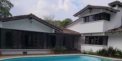 Descubre una oportunidad única de inversión en el exclusivo sector de Pance, al sur de Cali. Se ofrece un lote de 4.100 m², con 313 m² construidos, piscina y una quebrada que atraviesa la propiedad. El precio es negociable y se cobra únicamente por el valor del terreno, sin incluir las construcciones existentes. Ubicado en una zona de alta valorización, Pance combina naturaleza y desarrollo urbano, siendo ideal para proyectos residenciales o comerciales. La propiedad cuenta con uso de suelo mixto, lo que permite diversas posibilidades de desarrollo. Además, su cercanía a instituciones educativas de prestigio y centros comerciales la convierte en una inversión estratégica. No pierdas la oportunidad de adquirir este lote en una de las zonas más cotizadas de Cali.