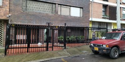 Arriendo mediante aseguradora o RV Inmobiliaria. 

Moderno apartaestudio en arriendo, ubicado en el séptimo piso del edificio Bariloche (sector Marly), con ascensor y conserje en las tardes. 

Cuenta con 36 m², una habitación amplia con dos clósets y espacio para escritorio, cocina con extractor de olores, punto para lavadora, calentador a gas, lavadero y tendedero incluido. Zona integrada de sala-comedor.

El baño es independiente de la habitación y fue recientemente remodelado.

El apartamento es muy luminoso y cuenta con una bonita vista.

No tiene parqueadero, pero está ubicado cerca del Éxito de la Carrera 13 con 53, iglesias, universidades (Distrital, Javeriana, Nacional, entre otras), hospitales, clínicas (Marly, Hospital Militar) y parques.

Zona residencial tranquila, con zonas comerciales y vida nocturna a poca distancia caminando, lo suficientemente alejadas para conservar la tranquilidad del entorno.