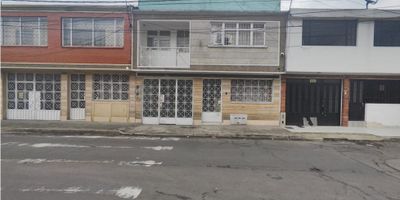 ACTIVO MULTI-RENTA EN BOSQUE POPULAR – VALOR DE OPORTUNIDAD ÚNICO

PRECIO EXCLUSIVO PARA INVERSIONISTAS: $650.000.000 COP

Esta es la oportunidad de adquirir un activo generador de ingresos con un margen de seguridad inigualable y una rentabilidad superior al promedio del mercado inmobiliario.

 

? LA VENTAJA PARA EL INVERSIONISTA PROFESIONAL

1. El Precio es la Ganancia: Descuento Inmediato


 
 Valor Comercial Real Estimado: $953.764.220 COP.
 
 
 Precio de Adquisición: $650.000.000 COP.
 
 
 Margen de Seguridad (Equity Instantáneo): Usted adquiere un activo que vale casi $954 Millones con un descuento de más del 32% sobre el valor de mercado. La ganancia comienza el día de la compra.
 


2. Flujo de Caja Sólido y Superior al Mercado


 
 El inmueble ya está configurado con 3 apartamentos independientes, listos para generar renta.
 
 
 Ingreso Neto Anual Proyectado: $53.687.000 COP.
 
 
 Rentabilidad Neta Anual: 8.95%. Esta cifra es significativamente más alta que el promedio de la inversión en finca raíz en Bogotá.
 


 

? VALOR DE OPORTUNIDAD: Proceso de Restitución en Trámite

La capacidad de ofrecer esta propiedad con un descuento tan agresivo radica en su estado actual: un proceso en trámite de restitución de inmueble arrendado.

¿Por qué esto es una oportunidad?


 
 Acceso a Precio Sub-Mercado: Estas situaciones permiten a los inversionistas profesionales acceder a activos a precios que reflejan la necesidad de una venta rápida.
 
 
 Solución Jurídica en Camino: Adquirir el inmueble en este punto permite al nuevo dueño tomar control del activo y gestionar directamente el rendimiento, maximizando el potencial de la renta del 8.95%.
 


✅ Datos Clave del Activo


 
 Ubicación Estratégica: Bosque Popular, Bogotá.
 
 
 Área Construida: 238 m².
 
 
 Configuración: 3 Pisos, 3 Apartamentos independientes (7 alcobas, 4 baños, garaje).
 
 
 Estrategia Óptima: Mantener y Rentar. El análisis financiero confirma la estrategia