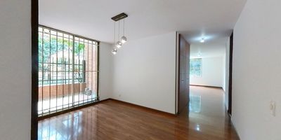Descubra la comodidad y el espacio en este amplio apartamento de 123 m², ubicado estratégicamente en un primer piso. Este hogar, ideal para familias, ofrece una distribución inteligente con dos luminosas alcobas auxiliares y una generosa alcoba principal que incluye un baño privado, garantizando privacidad y confort. Además, cuenta con un baño auxiliar completo para mayor funcionalidad. Disfrute de momentos inolvidables en su espaciosa sala y comedor independiente, perfectos para el entretenimiento o la vida familiar. La cocina integral cerrada, moderna y funcional, se complementa con una práctica zona de lavandería. Ubicado en estrato 5, este apartamento combina una excelente ubicación con una calidad de vida superior.
NID 34679900449

