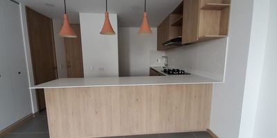 inmueble con amplios espacios e iluminación, alcoba principal con baño y vestier, cuenta con bonita vista, unidad con amplias zonas comunes y fáciles vías de acceso