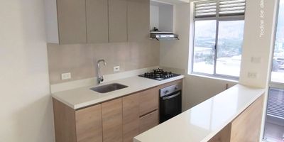 Descubre este elegante apartamento de 3 habitaciones y 2 baños, ubicado en el corazón de Niquía Terranova, Bello. Con una vista exterior que te dejará sin aliento, disfruta de la iluminación natural en cada rincón.

Cuenta con una cocina tipo americano, sala-comedor, y zona de ropas para tu comodidad. Este espacio de 72 m² es ideal para familias o profesionales que buscan un ambiente moderno y acogedor.

Además, el edificio ofrece acceso para discapacitados, ascensor y vigilancia privada 24 horas. Disfruta también de piscina, parqueadero inteligente y una vista panorámica que convierte cada día en una experiencia única.
 No pierdas la oportunidad de hacer de este lugar tu nuevo hogar.

¡City Raíz busca su tranquilidad! - Código:
Contáctanos por WhatsApp al 310 840 1461 o llamándonos al 604 411 7372
www.cityraiz.com