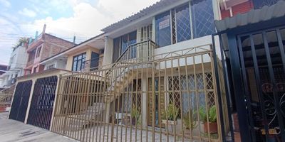 GESPRON alquila hermoso apartamento en el norte de Cali, ubicado en el barrio Los Andes, en segundo piso de casa.
El apartamento cuenta con tres habitaciones, todas con clóset, dos baños completos, sala comedor amplia e iluminada, cocina tradicional equipada, zona de ropas con lavadero y parqueadero para una moto.

Ubicado en un sector residencial, tranquilo y con excelente acceso, cerca a supermercados, colegios, rutas del MIO y vías principales del norte de la ciudad.

¡No dejes pasar esta oportunidad!
Llámanos ya y agenda tu visita con GESPRON.