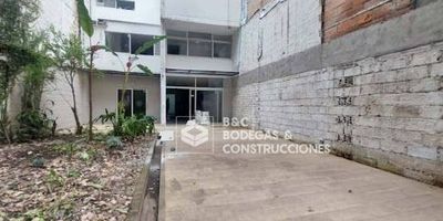 Excelente local comercial ubicado en una de las zonas más exclusivas y de mayor valorización de El Poblado, con 150 metros cuadrados distribuidos de forma funcional y moderna. Cuenta con amplios ventanales que permiten una excelente iluminación natural durante todo el día, creando un ambiente agradable y acogedor para clientes y empleados.

El inmueble se encuentra en un sector de alto flujo peatonal y vehicular, con fácil acceso y zonas de parqueo cercanas, lo que garantiza comodidad y visibilidad para cualquier tipo de negocio. Ideal para showroom, oficina, café, boutique o punto de atención al público.