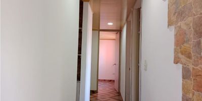 
¡No pierdas la oportunidad de arrendar este encantador apartamento en Carrara La Tosaca T3410!

Características internas:


 3 habitaciones espaciosas, perfectas para el descanso y la privacidad.
 2 baños completos, diseñados con atención al detalle para brindar comodidad.
 Estudio, ideal para trabajar desde casa o como espacio adicional de relajación.
 Sala-comedor luminosa y acogedora, ideal para compartir momentos con familia y amigos.
 Balcón, donde podrás disfrutar de vistas panorámicas y momentos de tranquilidad.
 Cocina integral equipada con todo lo necesario para tus preparaciones culinarias.
 Zona de ropas, pensada para hacer más cómodas las tareas del hogar.


Además, el apartamento se encuentra en una ubicación privilegiada, cercano a servicios, comercios y áreas recreativas.

¡No dejes escapar esta oportunidad de vivir en un lugar que combina confort y conveniencia! Contáctanos hoy mismo para más información y agendar una visita.




