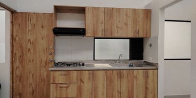 Se arrienda apartamento con mezanine en Medellín, barrio centro, cerca del parque de Boston y al politécnico mayor. Área de 80 m, con 4 alcobas, 4 closet, 2 baños, cocina integral, sala comedor con excelente iluminación natural, zona de ropas independiente. Ubicado en piso 7to con ascensor. No tiene parqueadero. Cerca de supermercados, transporte público, parques, colegios y centros comerciales.