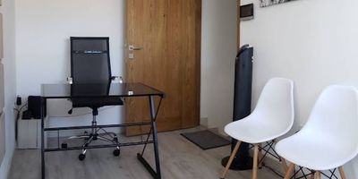 Oficina moderna de 24 m² en arriendo. Espacio funcional, ideal para profesionales o pequeñas empresas. Excelente iluminación, diseño contemporáneo y ubicación estratégica. Perfecta para quienes buscan comodidad y eficiencia en un entorno profesional.